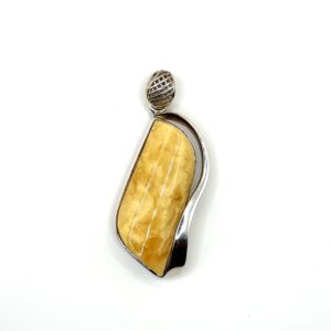 zilveren hanger met melkachtige barnsteen