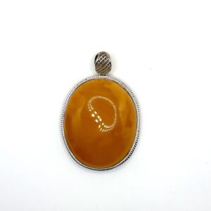 Zilveren hanger met honing-amber