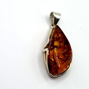 Alternative view of Zilveren hanger met cognac amber