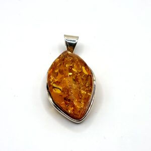 Alternative view of Zilveren hanger met cognac amber