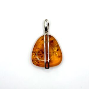Zilveren hanger met cognac amber
