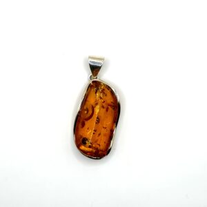 Zilveren hanger met cognac amber