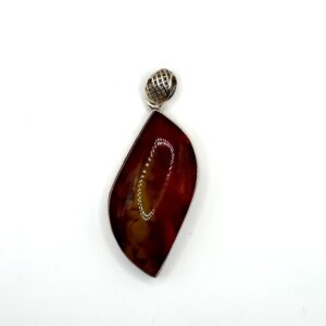 Zilveren hanger met barnsteen