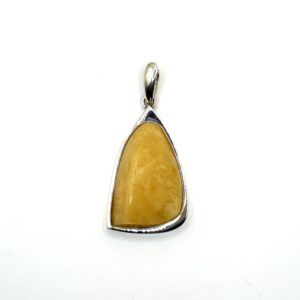 Zilveren hanger met barnsteen