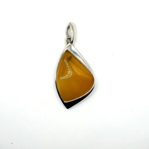 Zilveren hanger met barnsteen