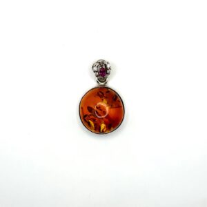 Zilveren hanger met cognac amber