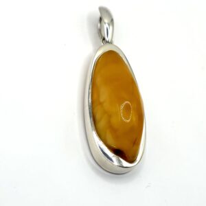 Alternative view of Zilveren hanger met honing-amber