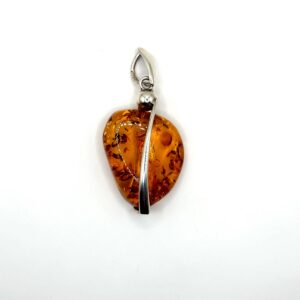 Zilveren hanger met cognac amber