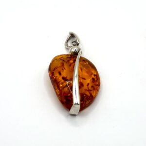 Alternative view of Zilveren hanger met cognac amber