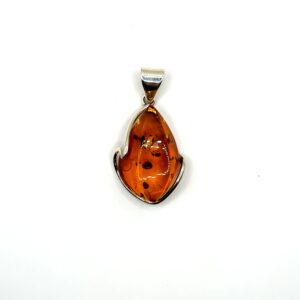 Zilveren hanger met cognac amber