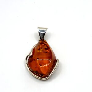 Alternative view of Zilveren hanger met cognac amber