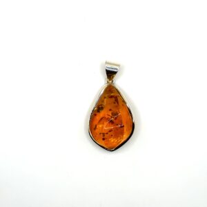Zilveren hanger met cognac amber