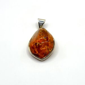 Alternative view of Zilveren hanger met cognac amber