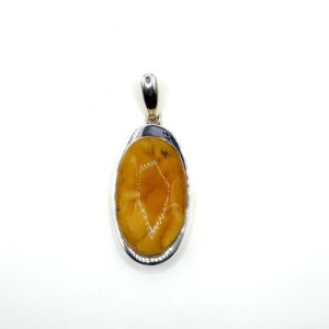 Zilveren hanger met honing-amber