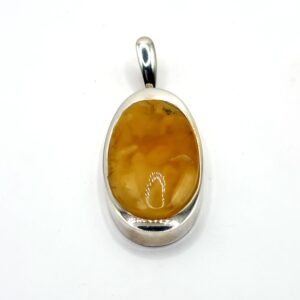Alternative view of Zilveren hanger met honing-amber