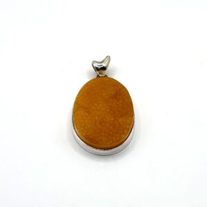 Alternative view of Zilveren hanger met honing-amber