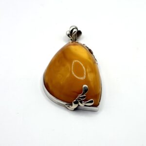 Alternative view of Zilveren hanger met honing-amber