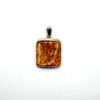 Zilveren hanger met cognac amber