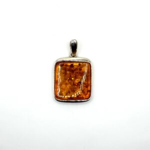 Zilveren hanger met cognac amber