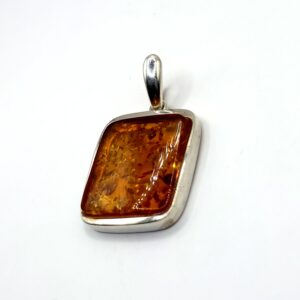 Alternative view of Zilveren hanger met cognac amber