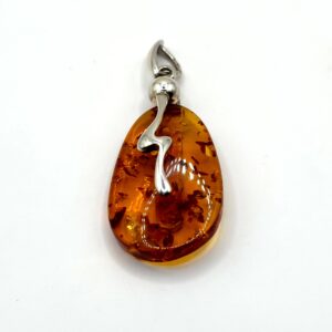 Alternative view of Zilveren hanger met cognac amber