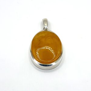 Alternative view of Zilveren hanger met honing-amber
