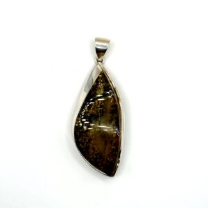 Zilveren hanger met amber