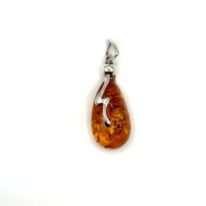 Zilveren hanger met cognac amber