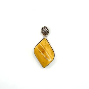 Zilveren hanger met melkachtige barnsteen