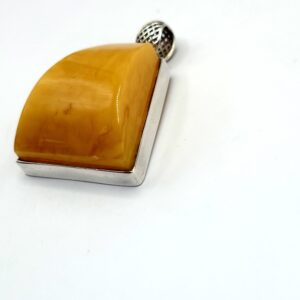 Alternative view of Zilveren hanger met honing-amber