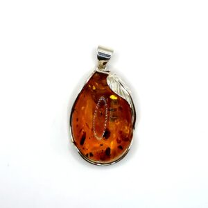 Zilveren hanger met cognac amber