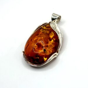 Alternative view of Zilveren hanger met cognac amber