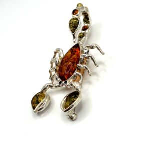 Zilveren broche met barnsteen Schorpioen
