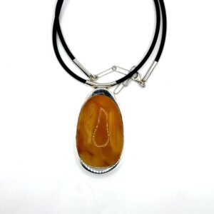 Zilveren ketting met honing-amber