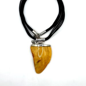 Zilveren hanger met barnsteen