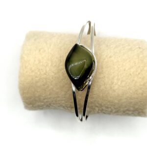 Zilveren armband met groene barnsteen