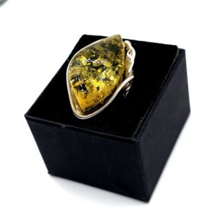 Ring met groene barnsteen