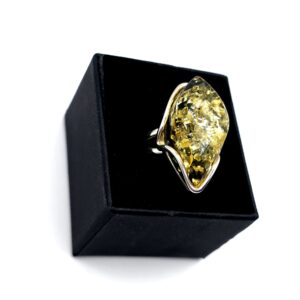 Alternative view of Ring met groene barnsteen