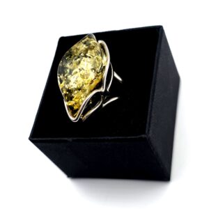 Ring met groene barnsteen