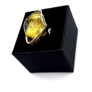 Ring met groene barnsteen