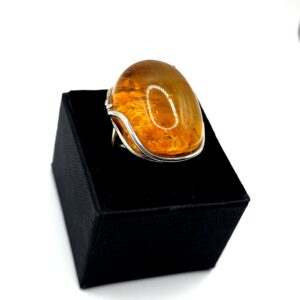 Zilveren ring met barnsteen