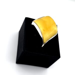 Zilveren ring met barnsteen