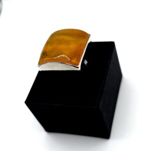 Zilveren ring met barnsteen
