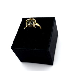 Vergulde ring met barnsteen, bloem