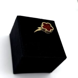 Vergulde ring met barnsteen, bloem