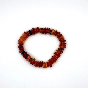 Elastische armband met barnsteen