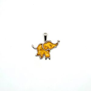 Zilveren hanger met barnsteen, Olifant